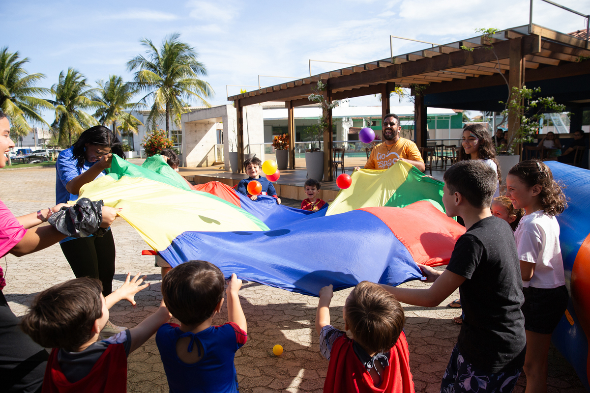 Momento de brincadeira entre crianças em festa infantil dos super heróis