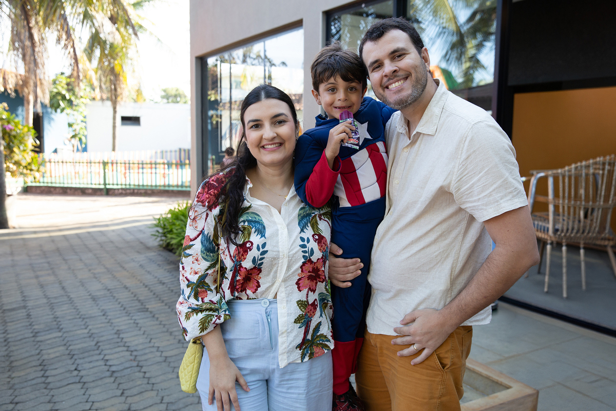 aniversariante posando durante a festa com os tios