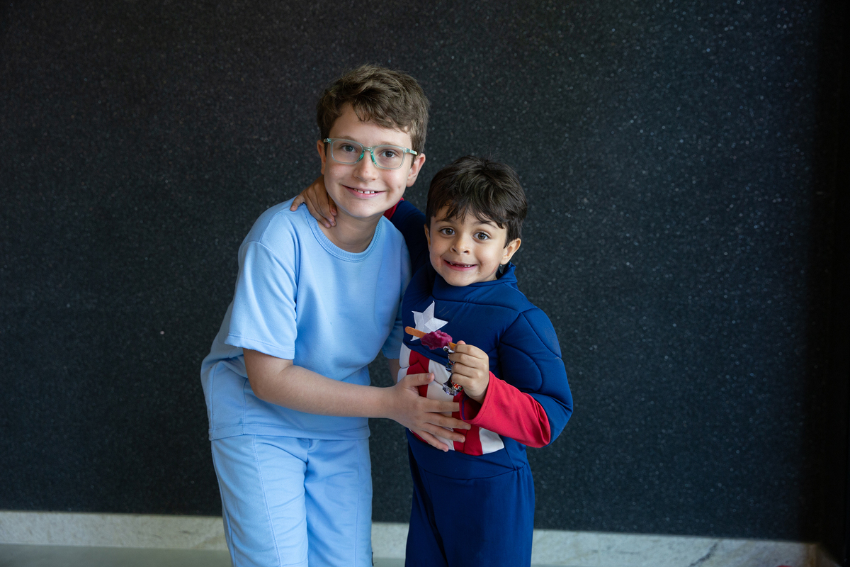 aniversariante posando durante a festa com o primo