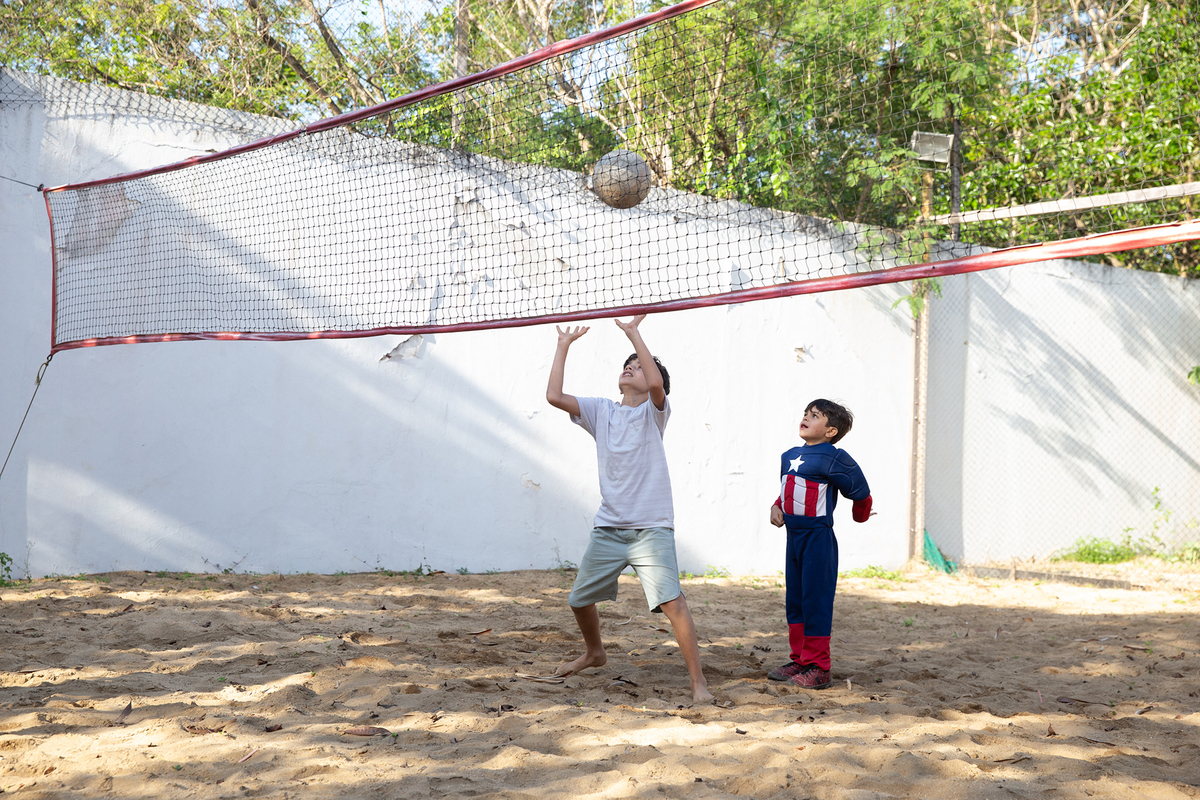 Momento de brincadeira entre crianças em festa infantil dos super heróis