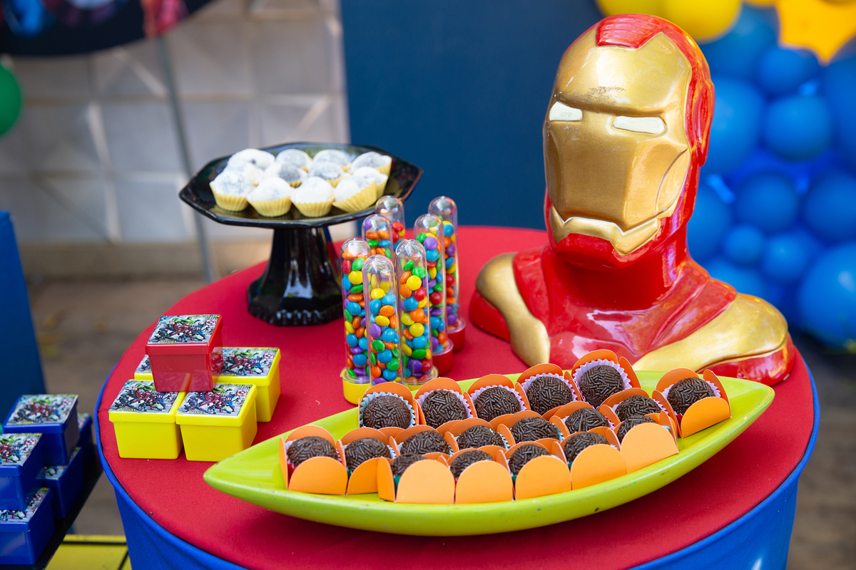 docinhos na decoração da mesa principal