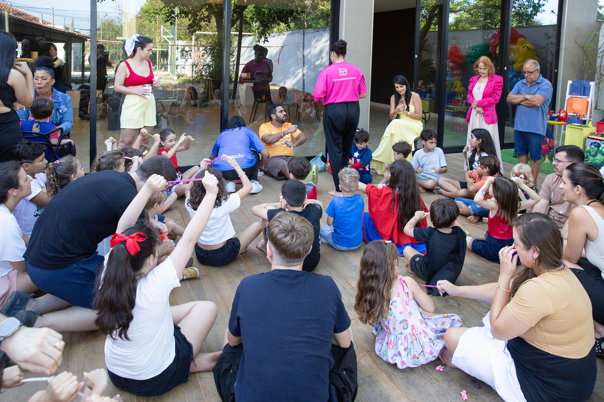 Momento de brincadeira entre crianças em festa infantil dos super heróis