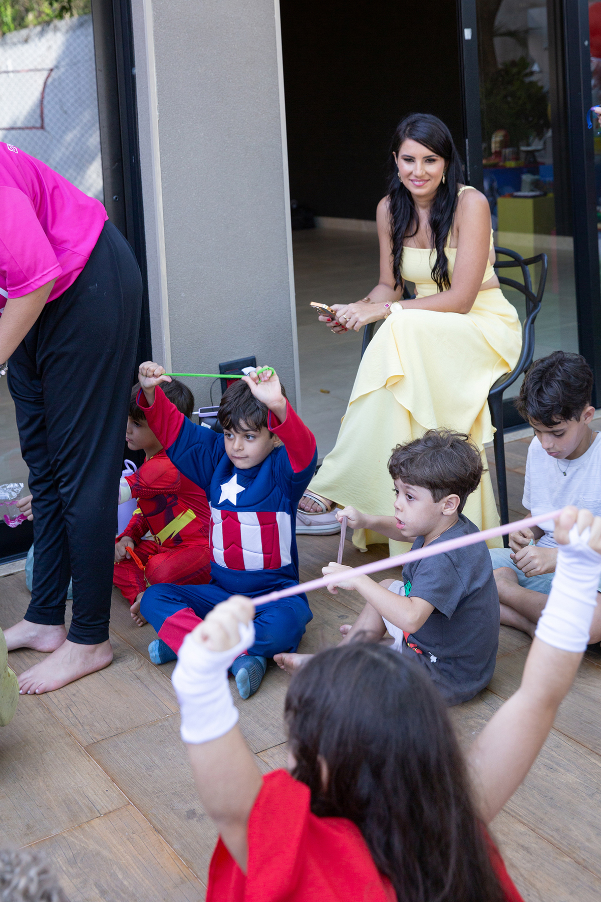 Momento de brincadeira entre crianças em festa infantil dos super heróis