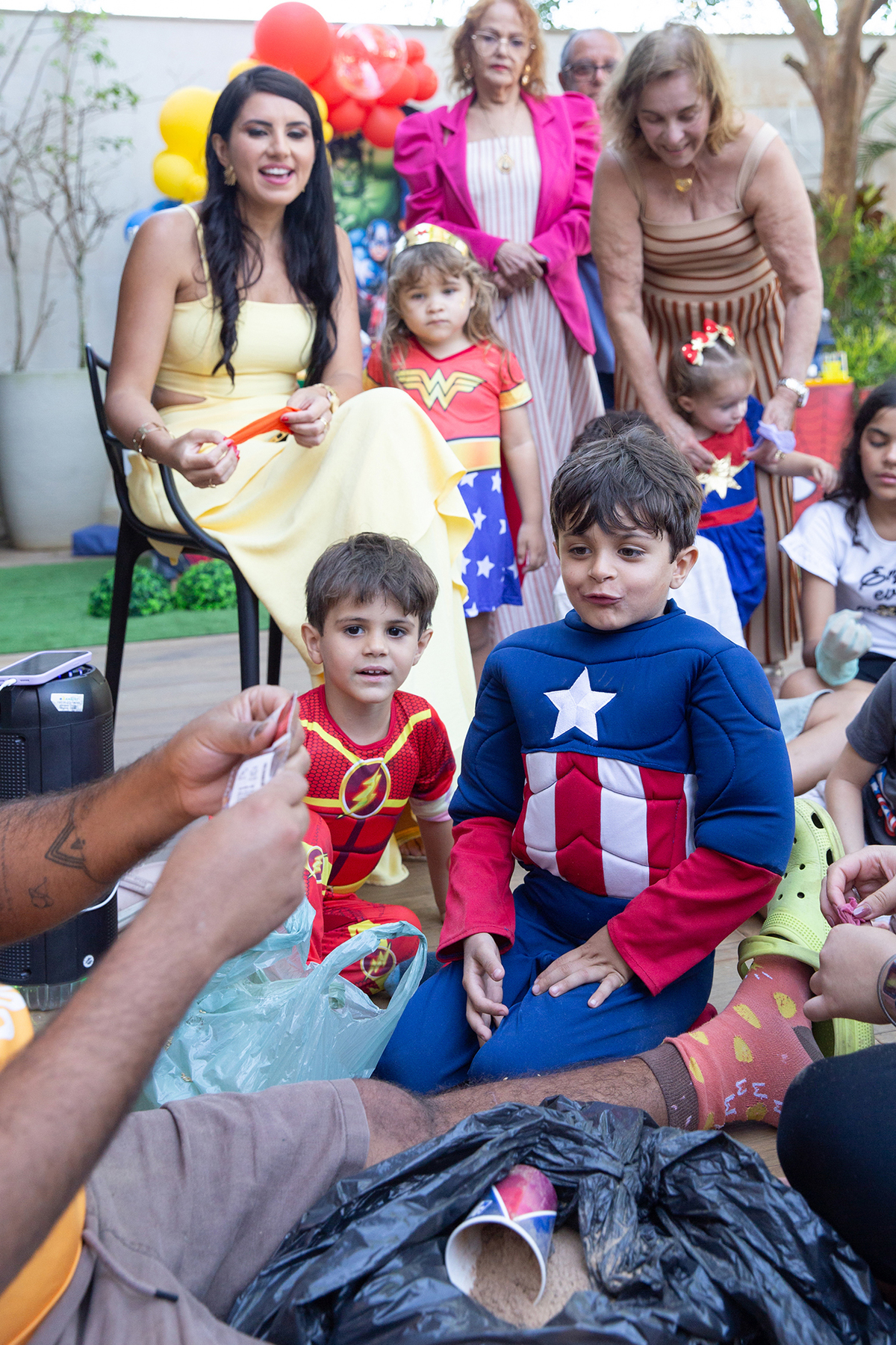 Momento de brincadeira entre crianças em festa infantil dos super heróis