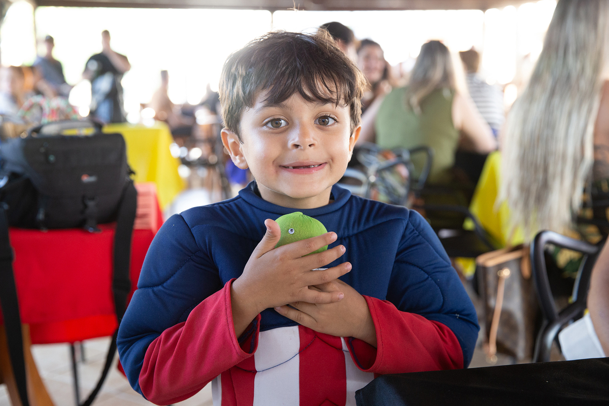 Momento de brincadeira entre crianças em festa infantil dos super heróis