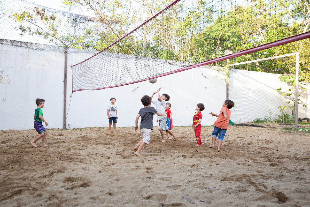 Momento de brincadeira entre crianças em festa infantil dos super heróis