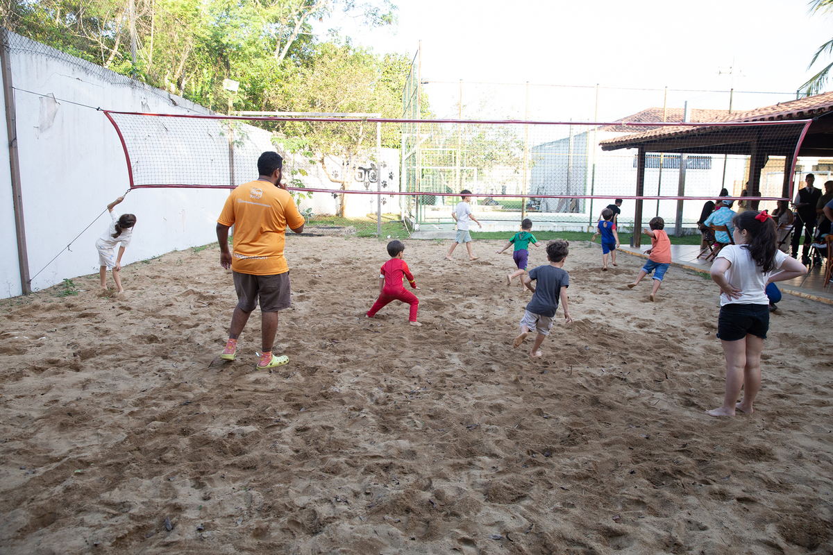 Momento de brincadeira entre crianças em festa infantil dos super heróis