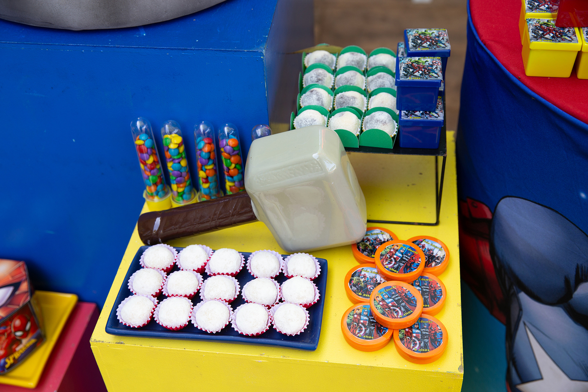 docinhos na decoração da mesa principal