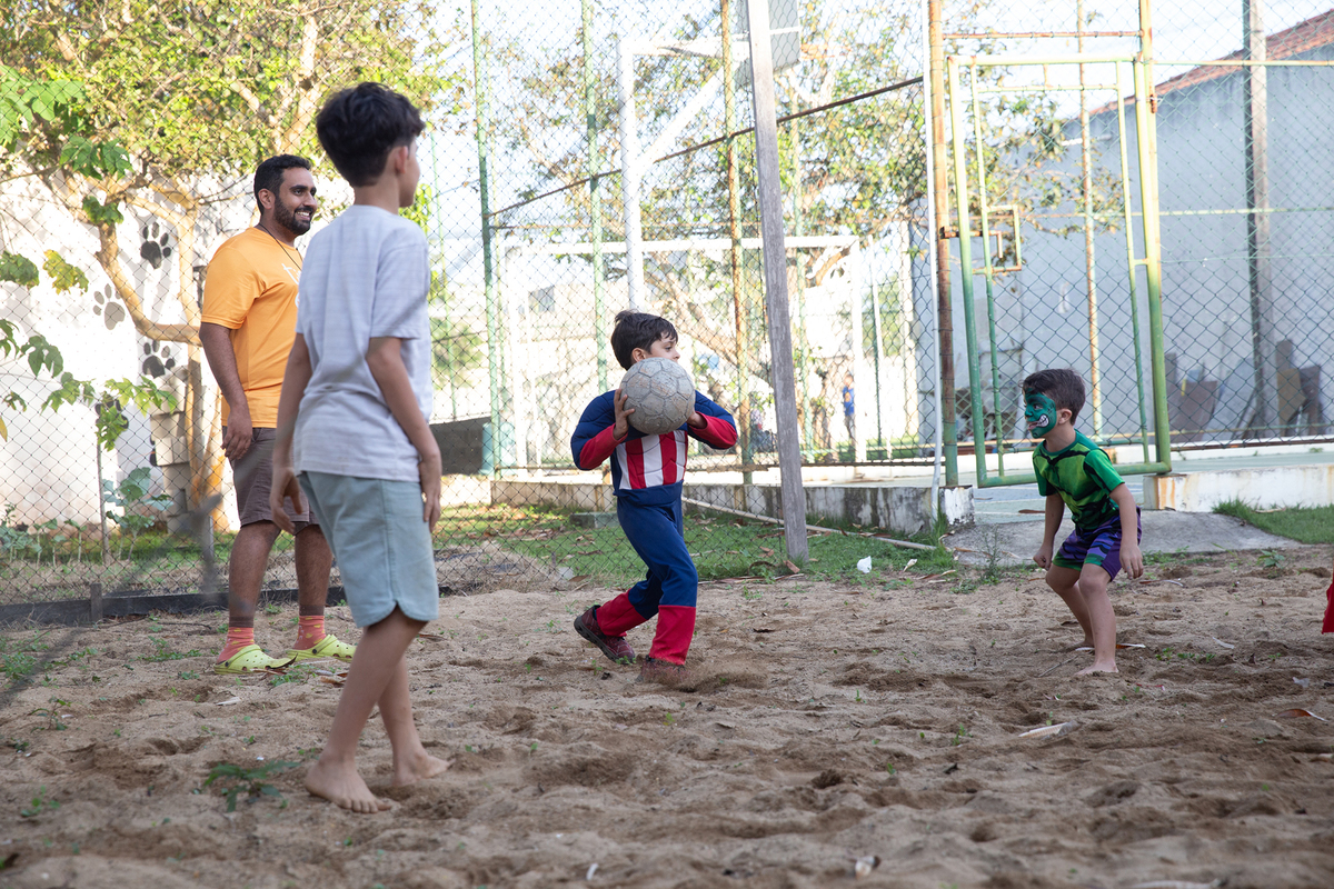 Momento de brincadeira entre crianças em festa infantil dos super heróis