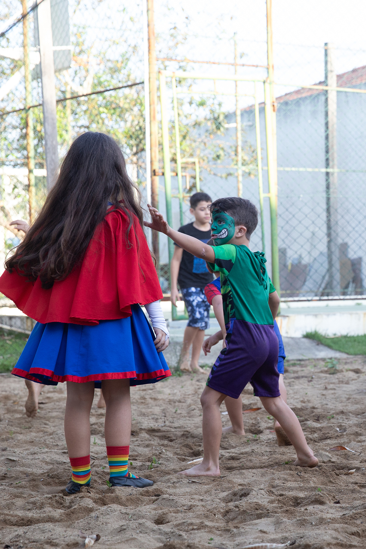 Momento de brincadeira entre crianças em festa infantil dos super heróis