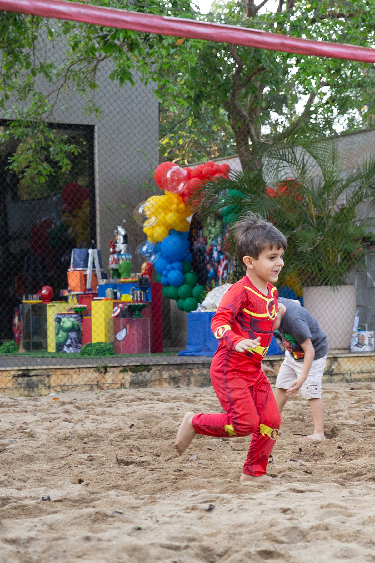 Momento de brincadeira entre crianças em festa infantil dos super heróis