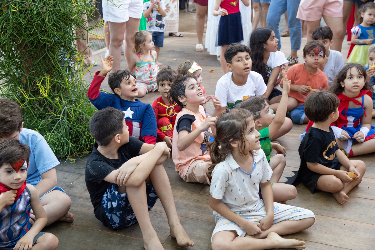 Momento de brincadeira entre crianças em festa infantil dos super heróis
