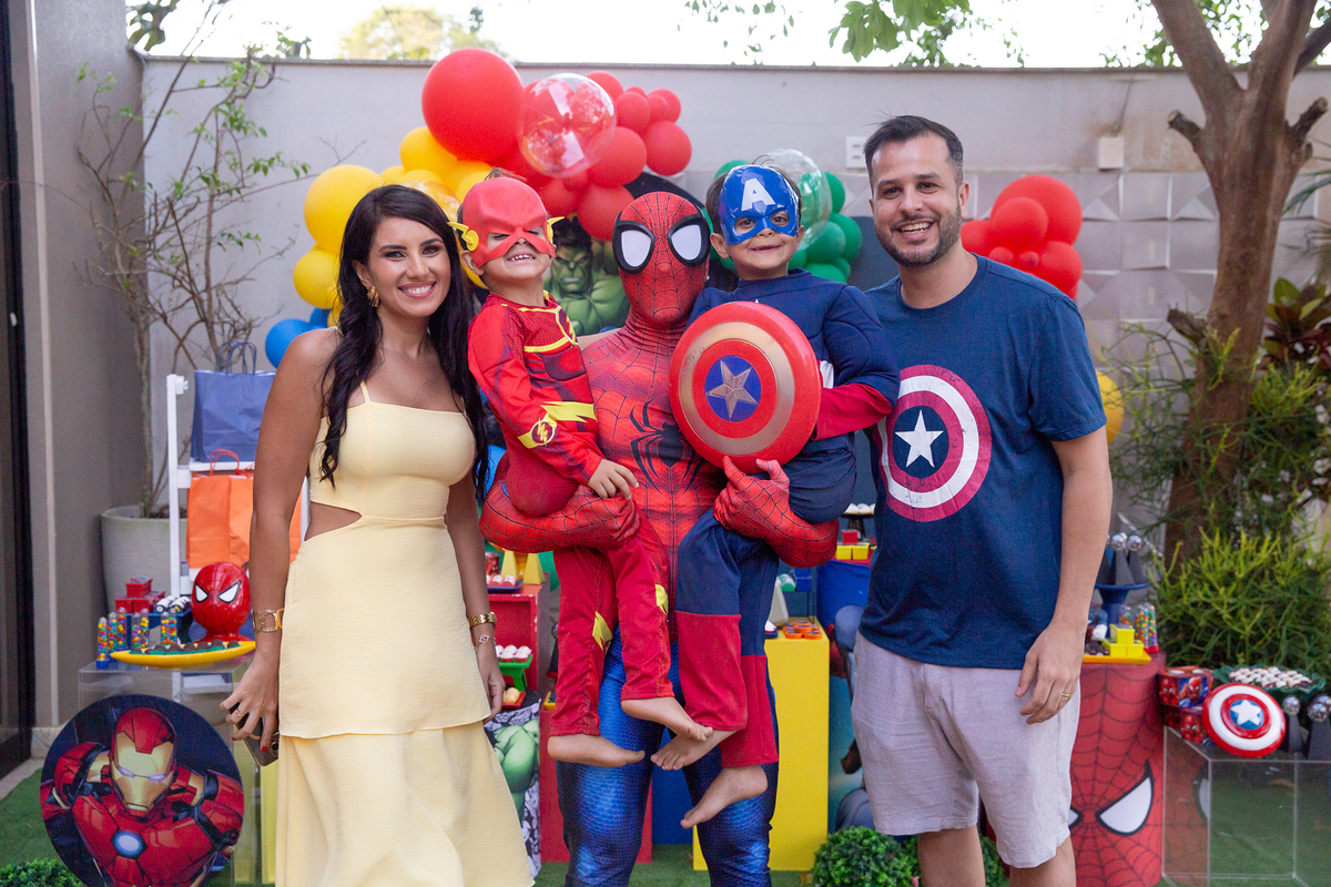 aniversariante posando durante a festa com os pais, irmão e Homem-Aranha
