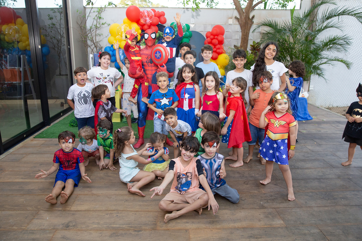 aniversariante posando durante a festa todas as crianças