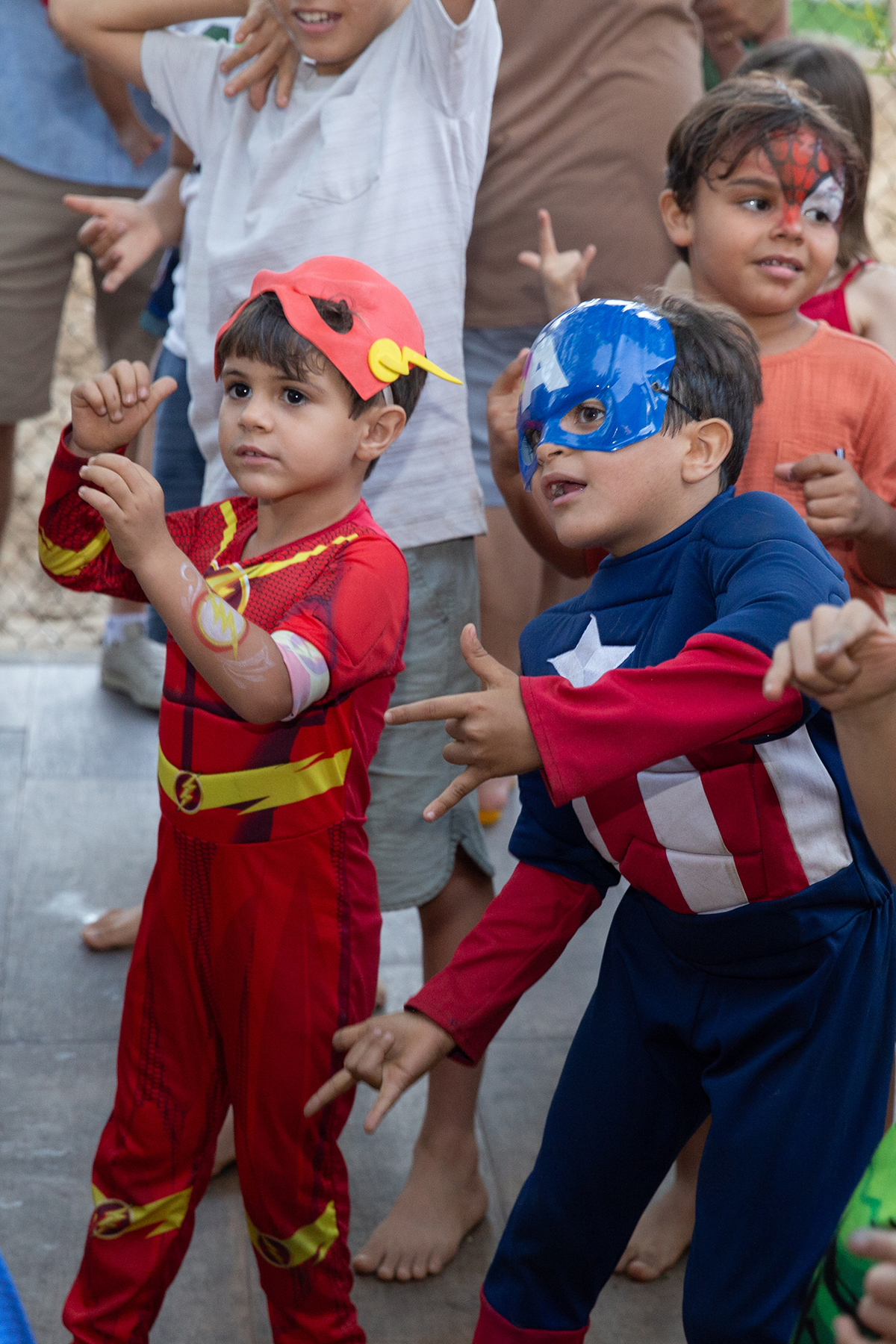 Momento de brincadeira entre crianças e o Homem-Aranha em festa infantil dos super heróis
