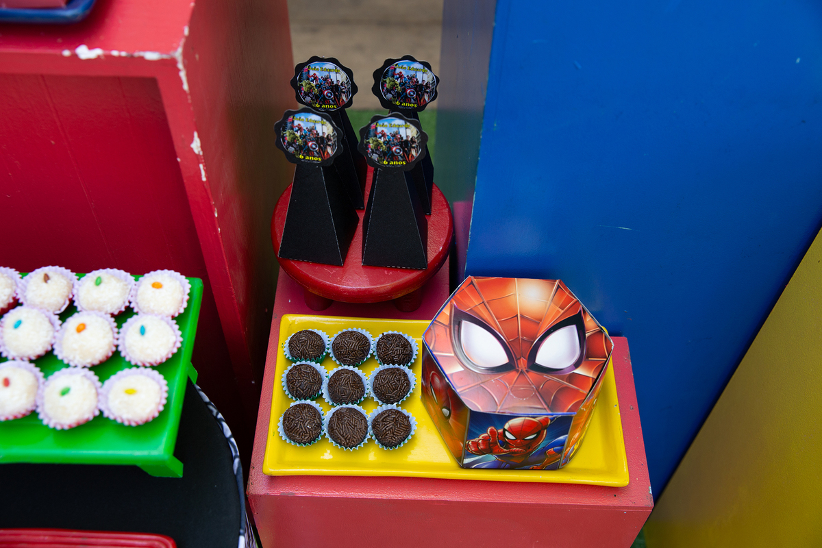 docinhos na decoração da mesa principal