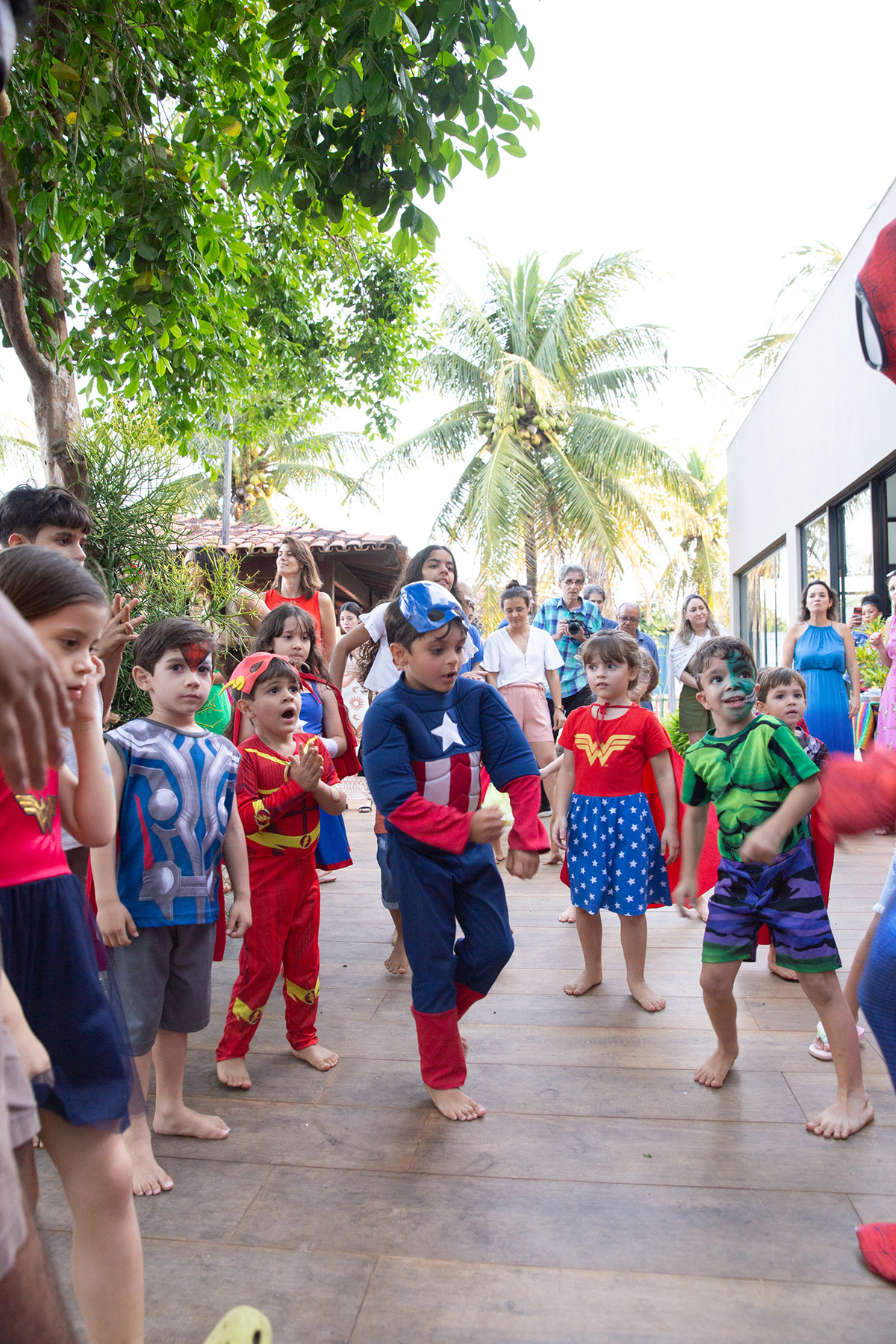Momento de brincadeira entre crianças e o Homem-Aranha em festa infantil dos super heróis