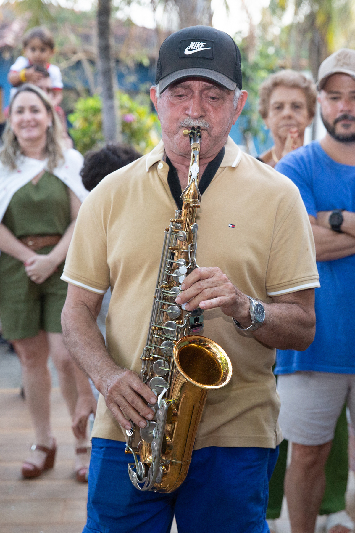 tio tocando parabéns para você no saxofone  