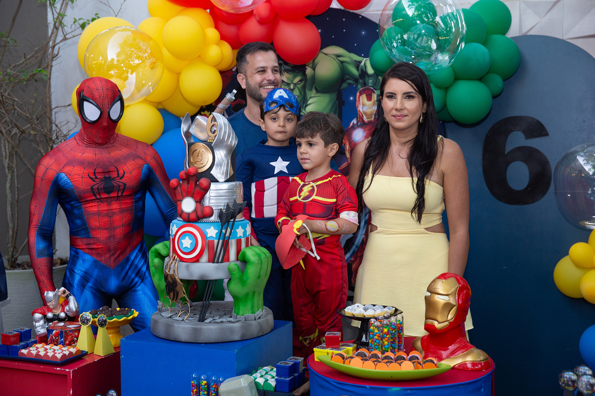 Família reunida com Homem-Aranha, na mesa de bolo para cantar os parabéns 