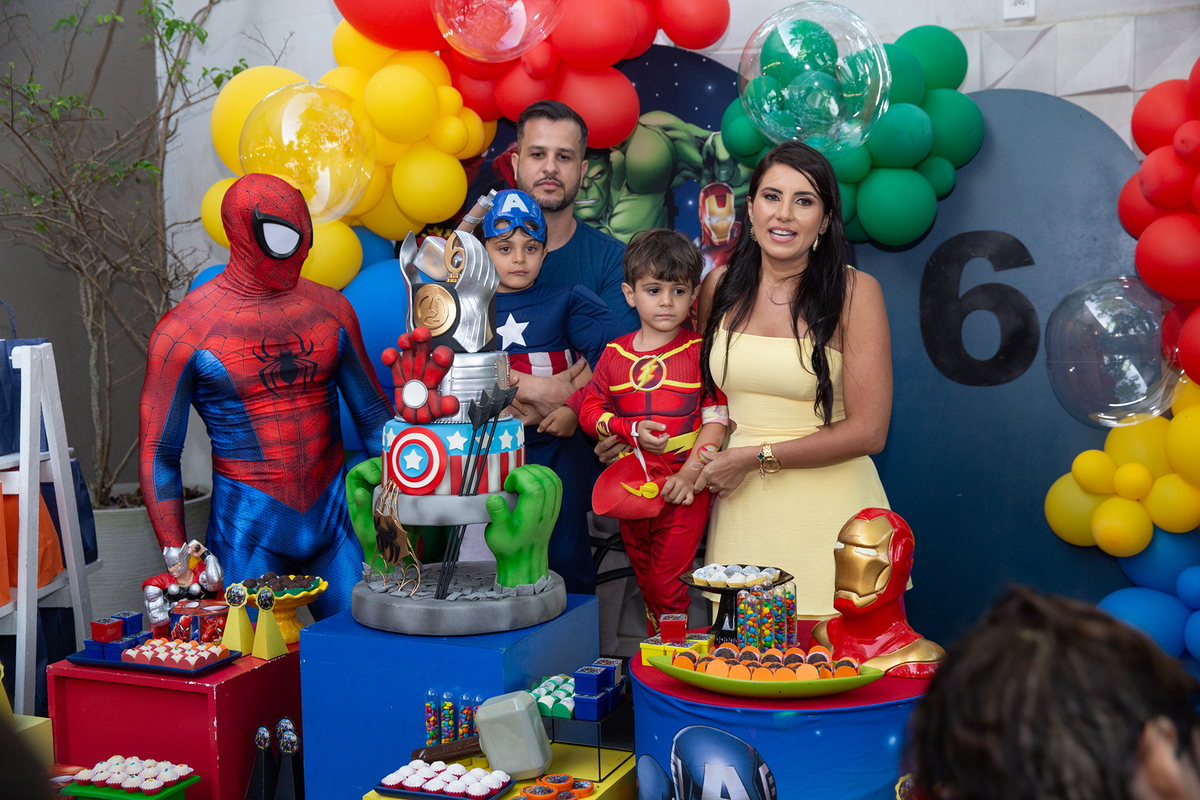 Família reunida com Homem-Aranha, na mesa de bolo para cantar os parabéns 
