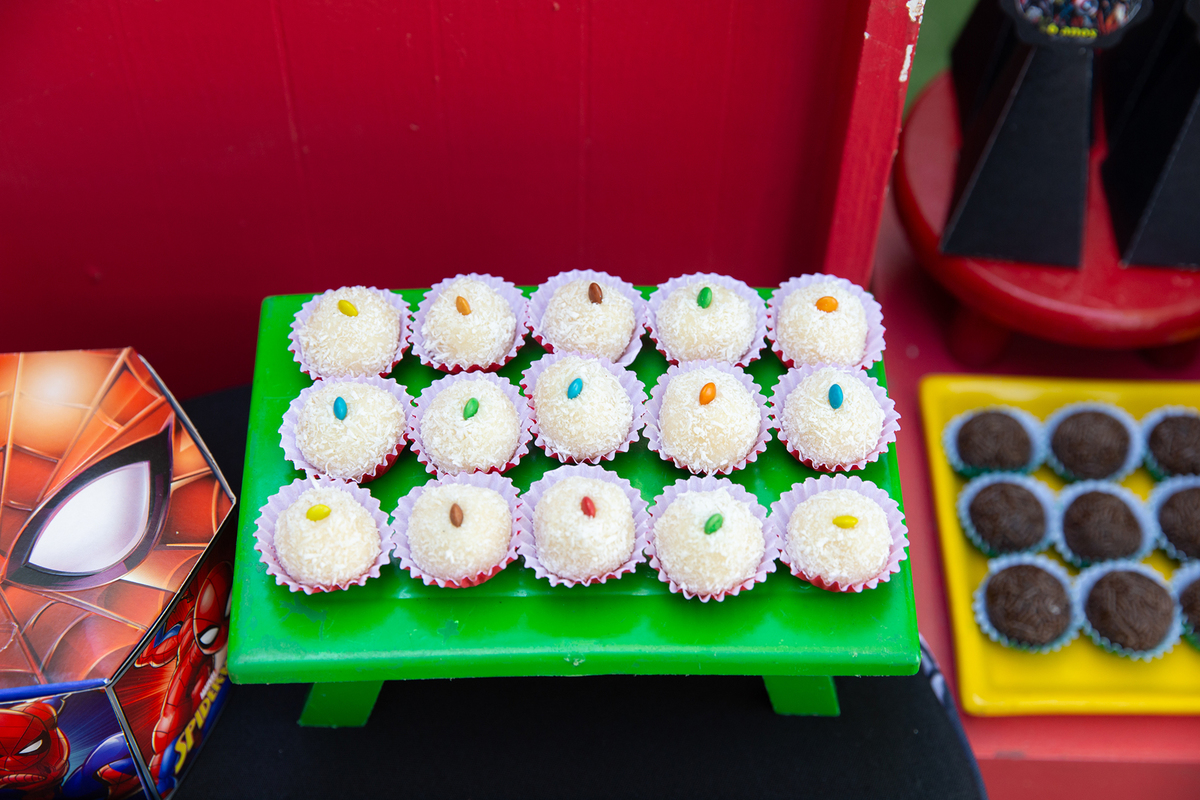 docinhos na decoração da mesa principal