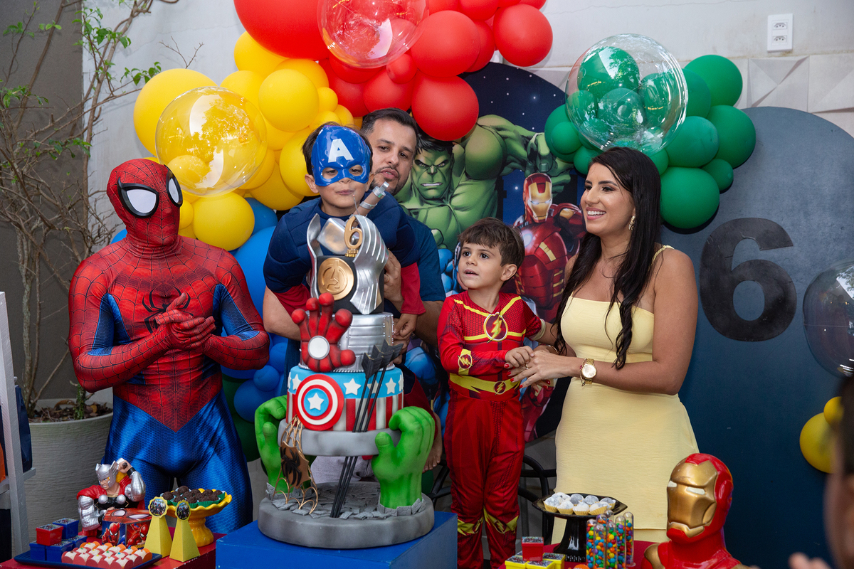 Família reunida com Homem-Aranha, na mesa de bolo para cantar os parabéns 