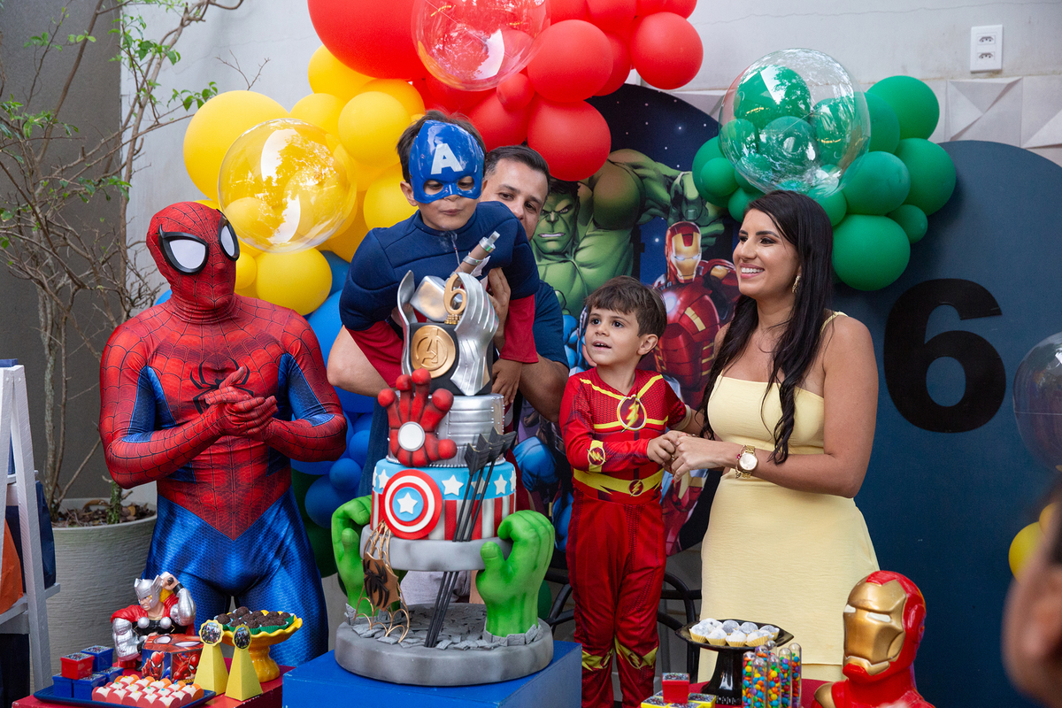 Família reunida com Homem-Aranha, na mesa de bolo para cantar os parabéns 
