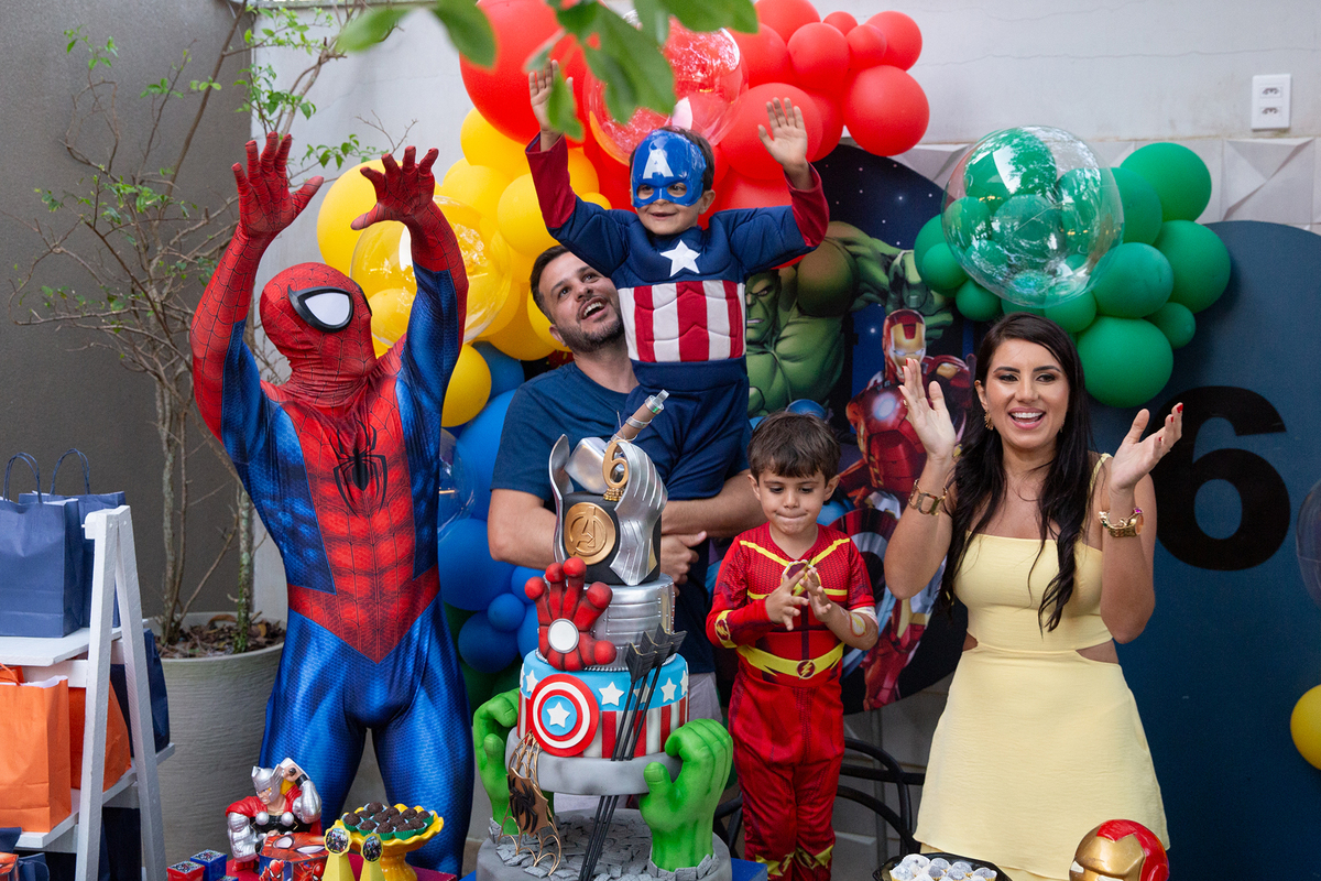 Família reunida com Homem-Aranha, na mesa de bolo para cantar os parabéns 