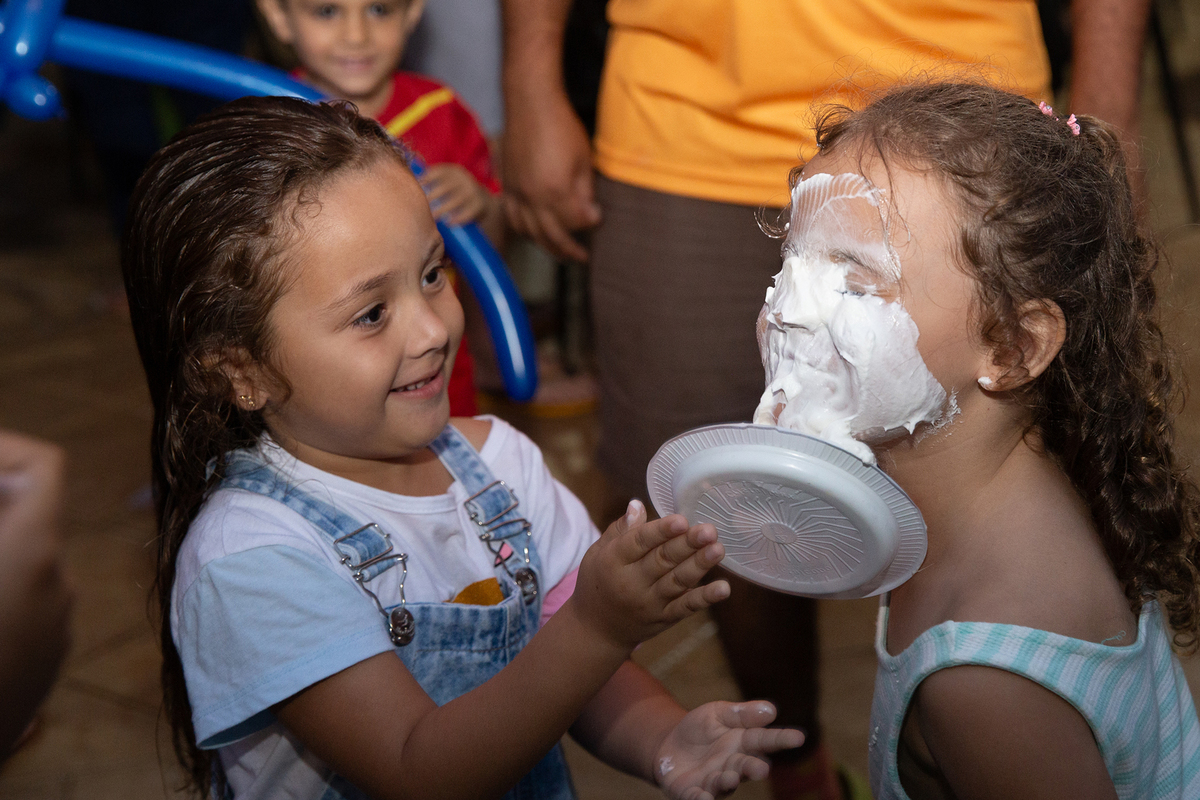 Momento de brincadeira entre crianças em festa infantil dos super heróis