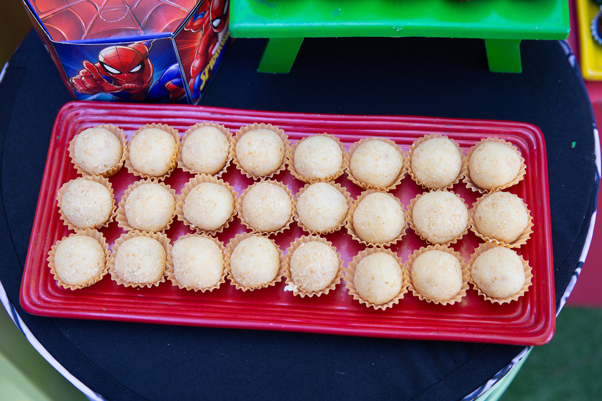 docinhos na decoração da mesa principal