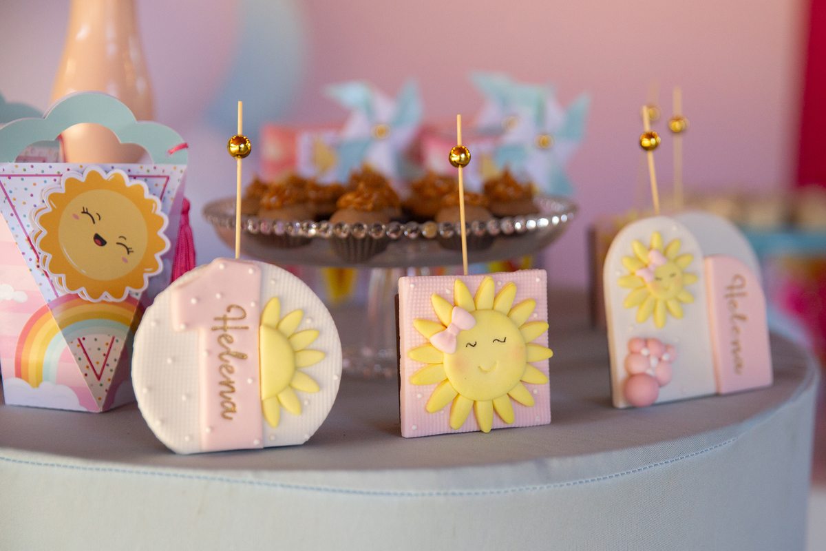 docinhos na mesa de decoração 