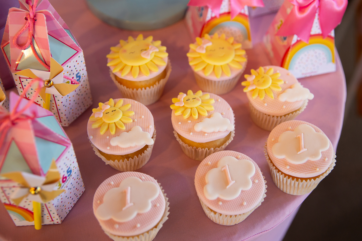 docinhos na mesa de decoração 