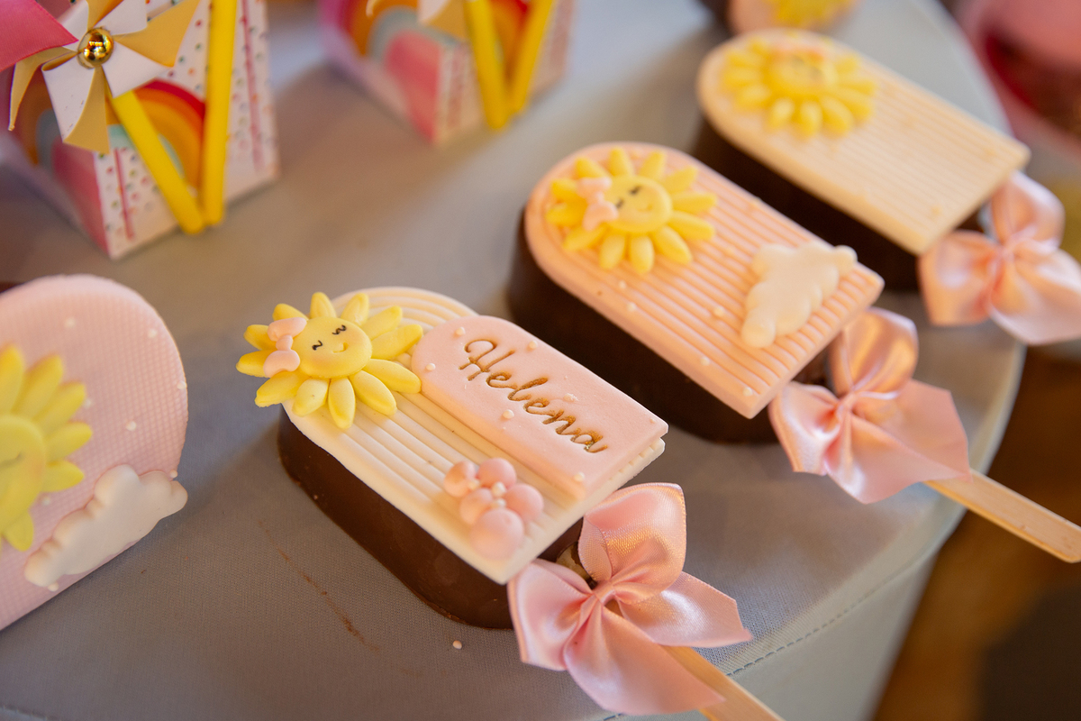 docinhos na mesa de decoração 