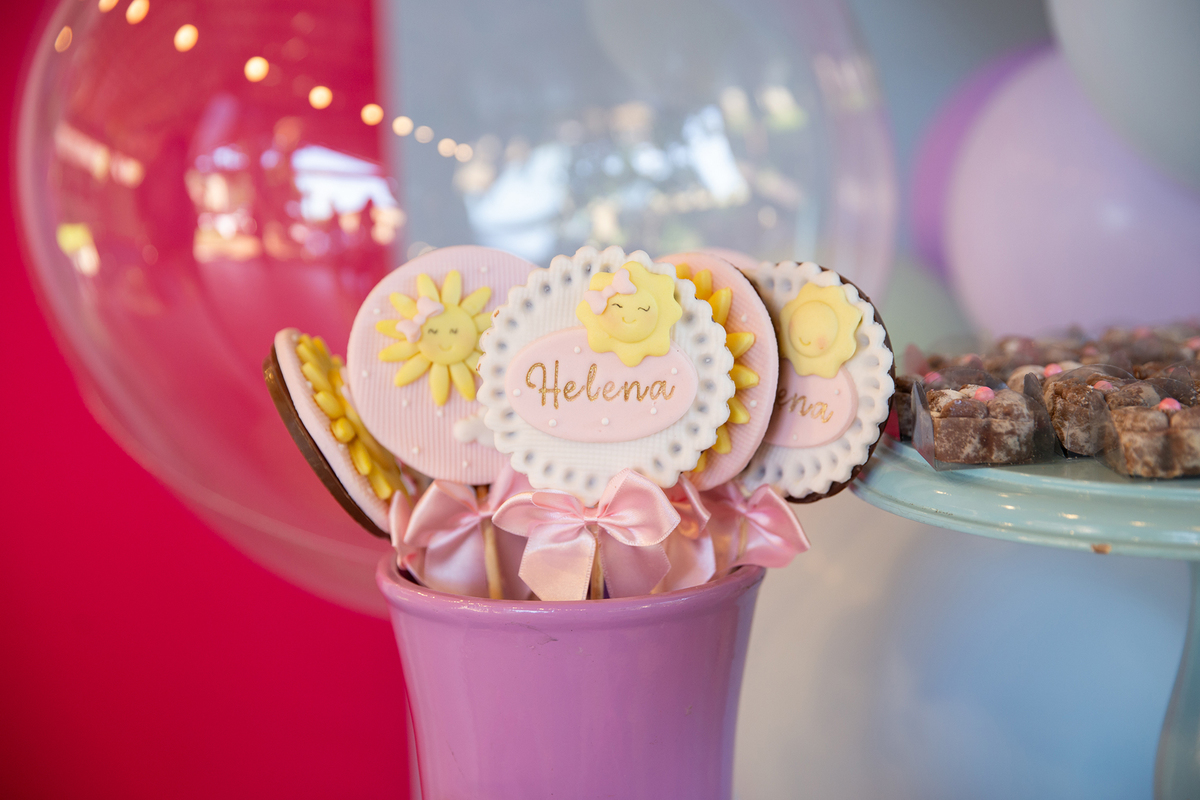 docinhos na mesa de decoração 