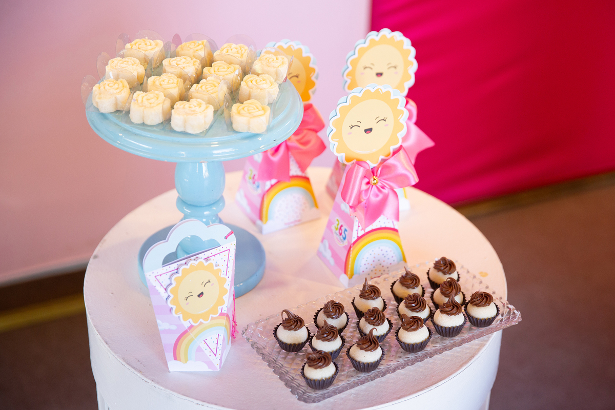 docinhos na mesa de decoração 