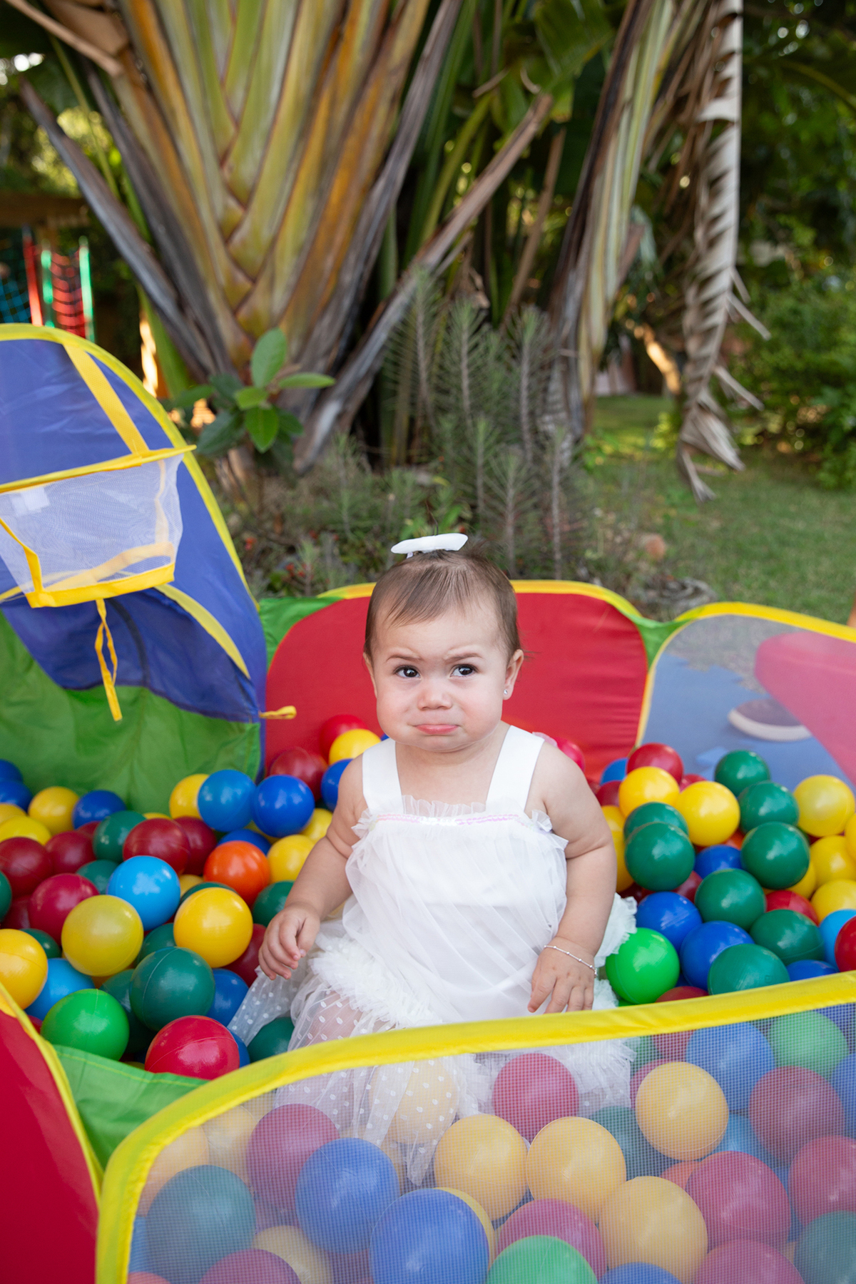 momento diversão da aniversariante na piscina de bolinha