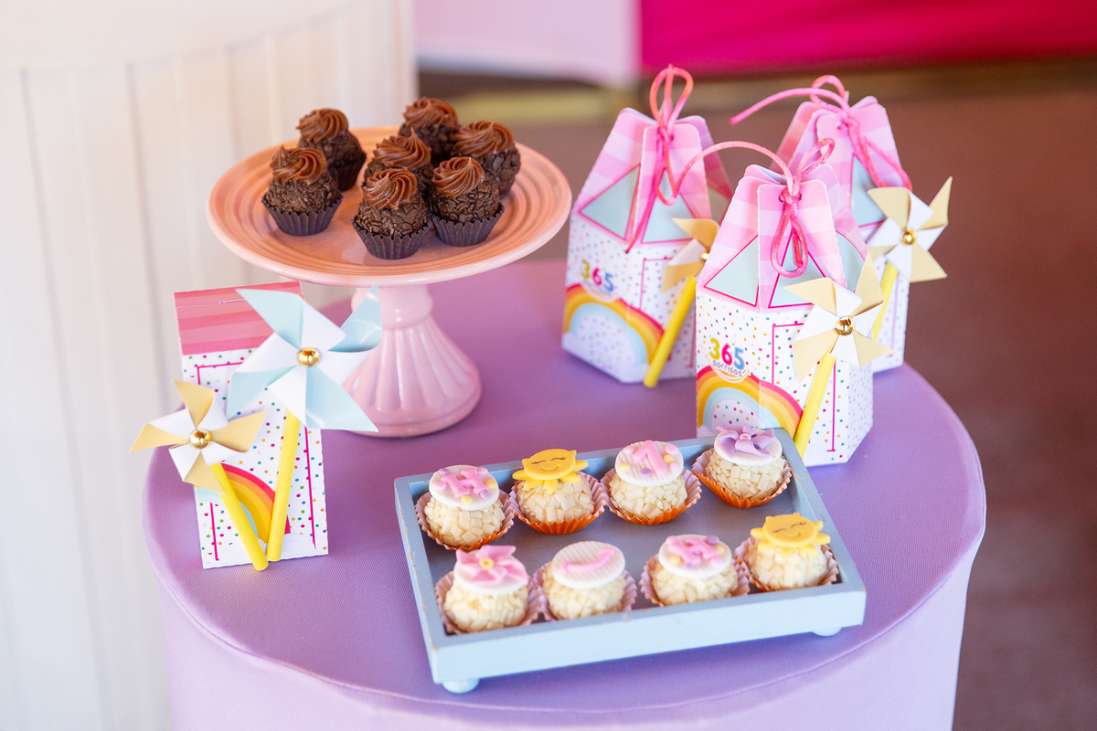 docinhos na mesa de decoração 