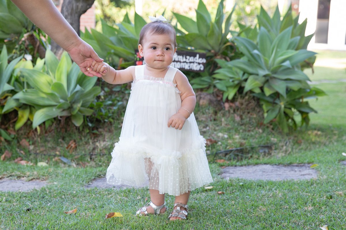 momento diversão da aniversariante no jardim