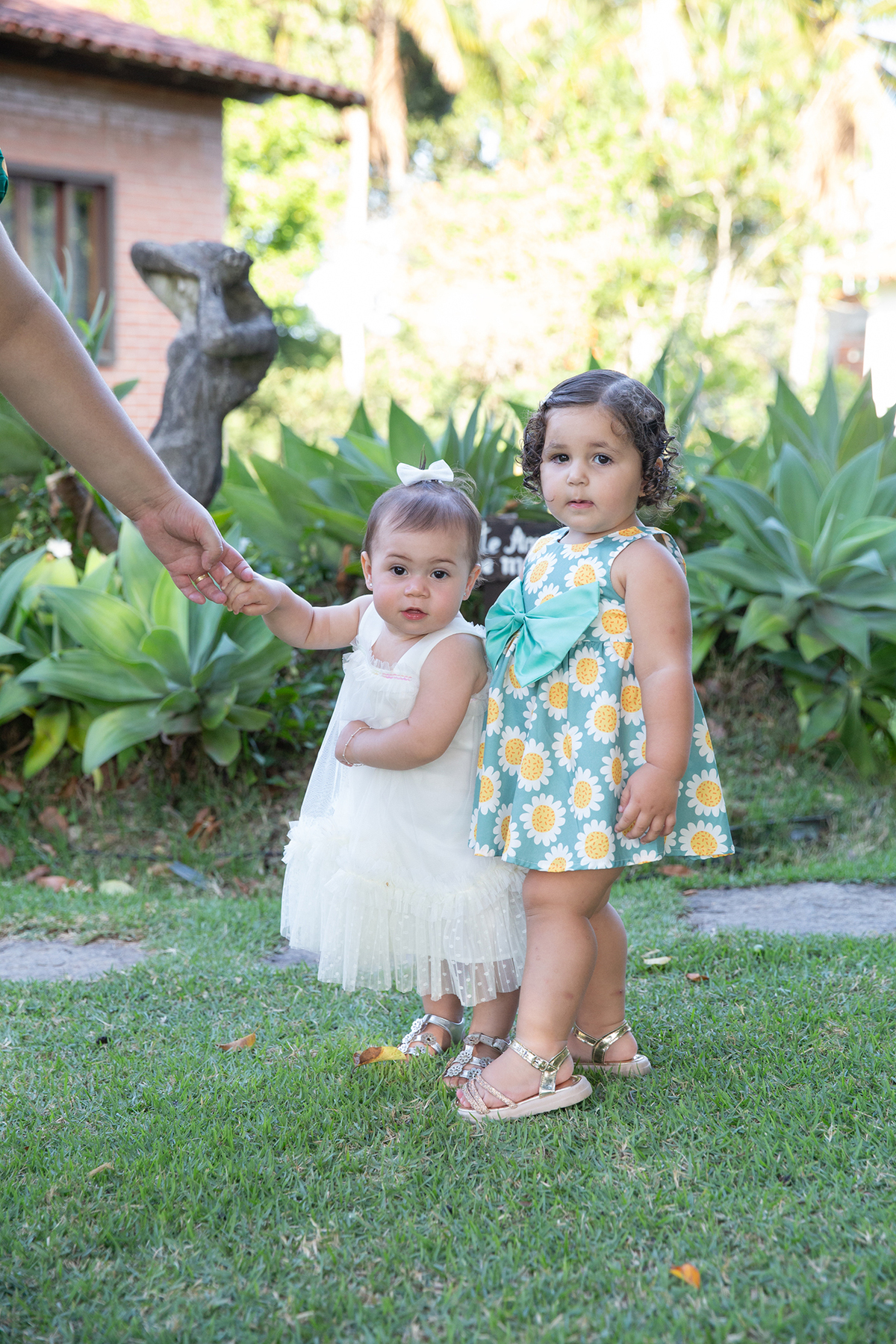 momento diversão da aniversariante no jardim, junto com a prima