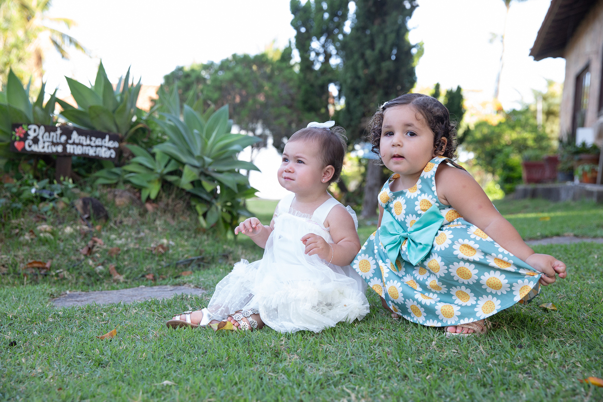 momento diversão da aniversariante no jardim, junto com a prima