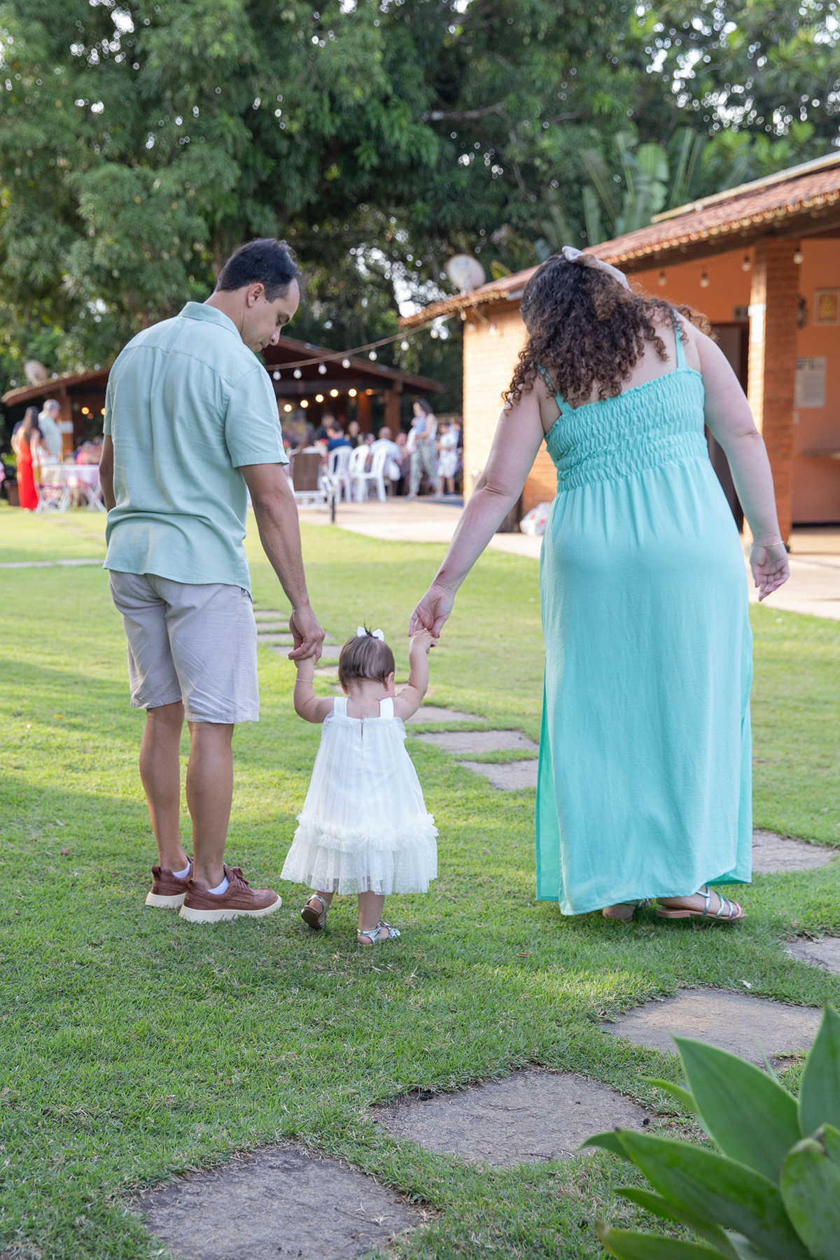 momento diversão da aniversariante no jardim, caminhando com papai e mamãe 