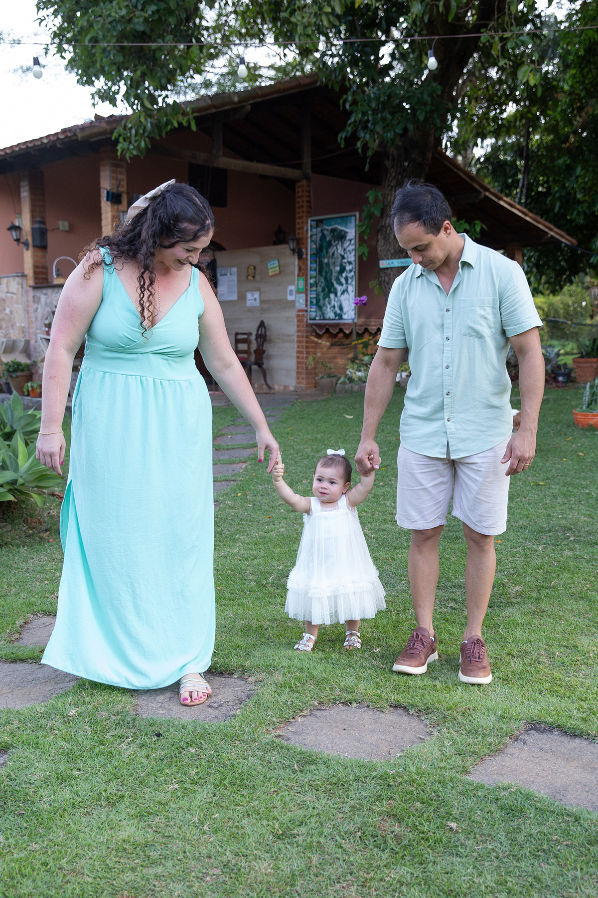 momento diversão da aniversariante no jardim, caminhando com papai e mamãe 