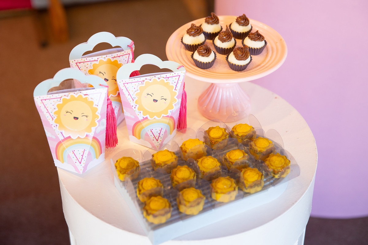 docinhos na mesa de decoração 