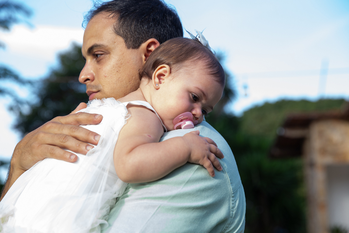 momento soninho da aniversariante, no colo do papai