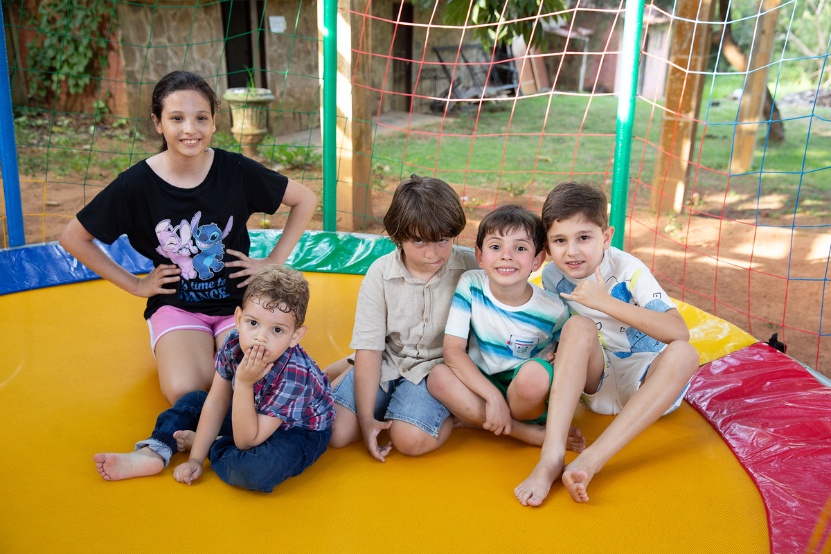 crianças se divertindo no pula pula durante a festa de aniversario 
