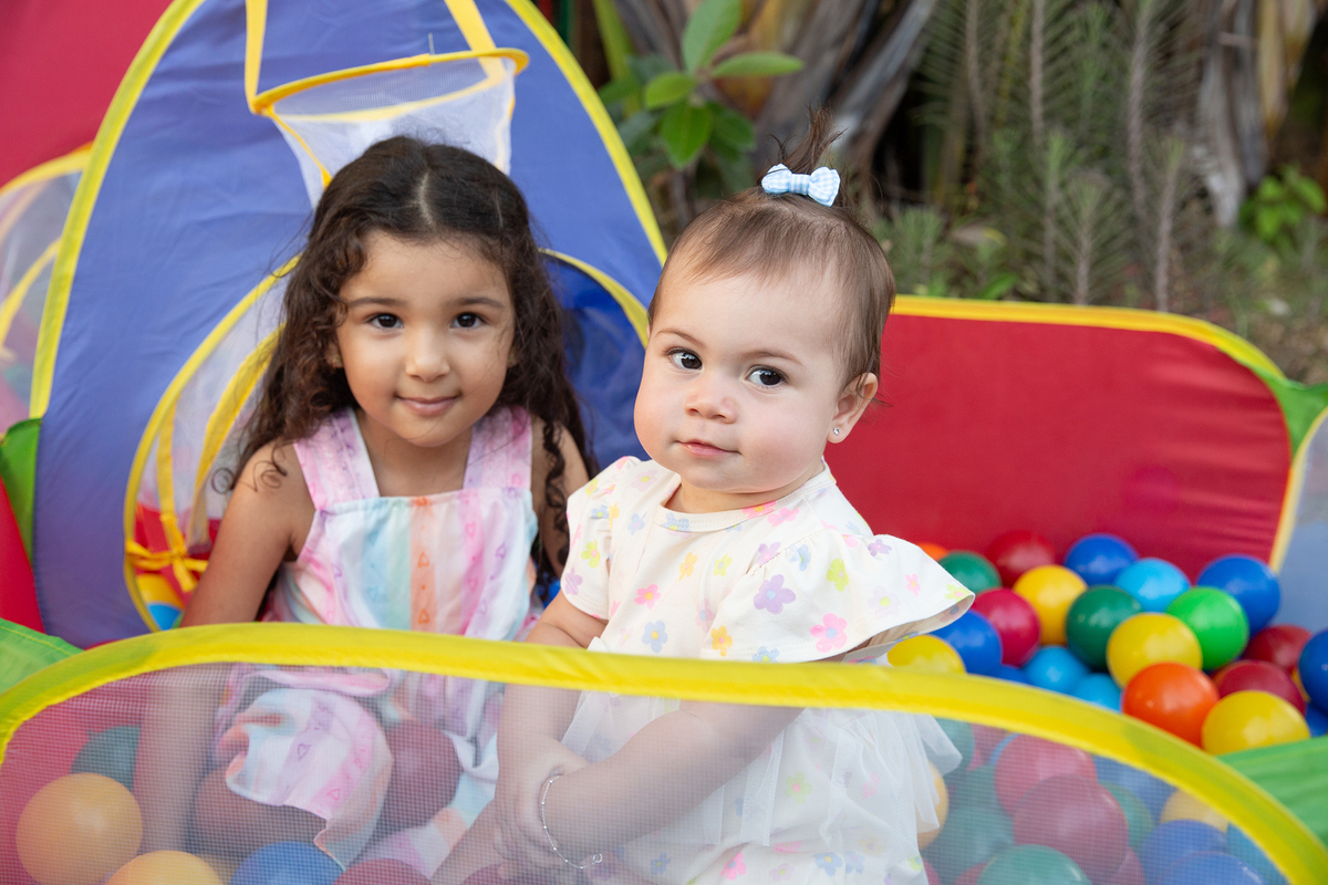 momento diversão da aniversariante na piscina de bolinha, com a amiga