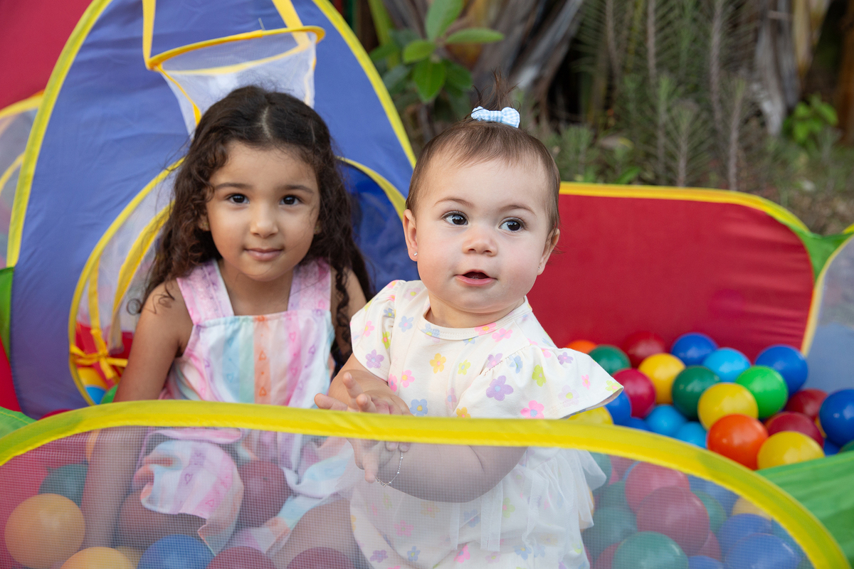 momento diversão da aniversariante na piscina de bolinha, com a amiga