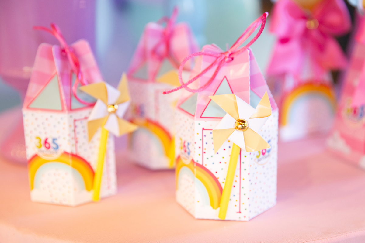 docinhos na mesa de decoração 