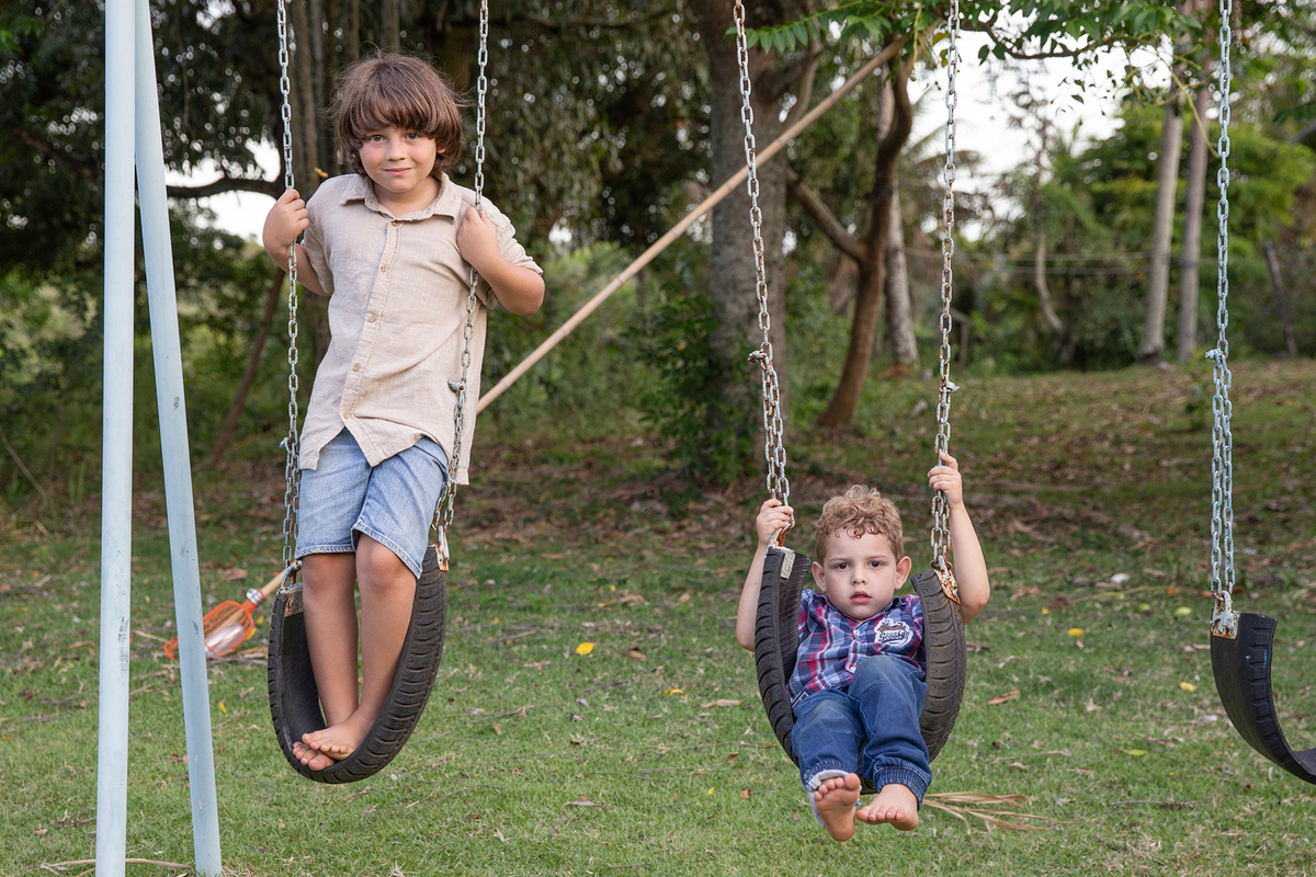crianças se divertindo no jardim durante a festa de aniversario 