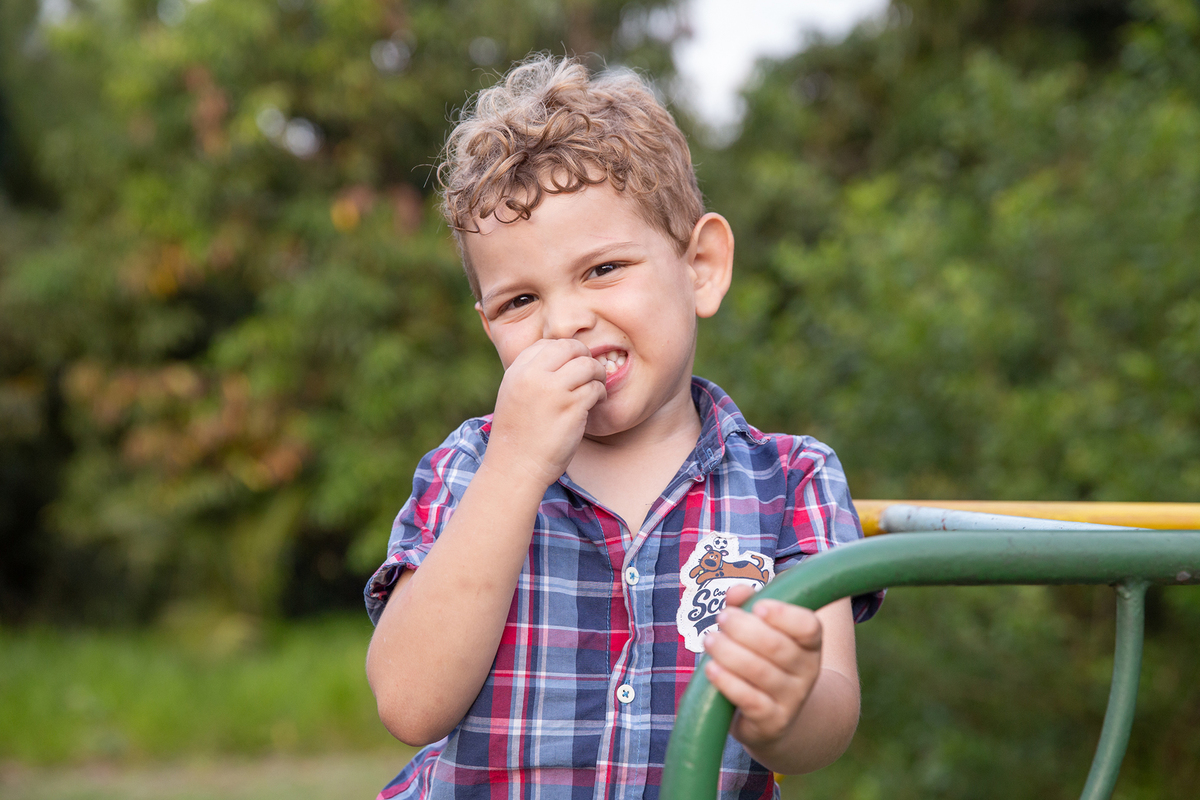 crianças se divertindo no jardim durante a festa de aniversario 